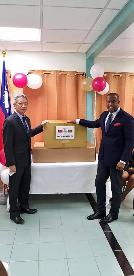 (L-r) His Excellency Tom Lee, Resident Ambassador of the Republic of China (Taiwan) to St. Kitts and Nevis, handing over the medical supplies to Hon. Mark Brantley, Minister of Foreign Affairs and Premier of Nevis, at the J. N. France Hospital in Basseterre on August 31, 2020